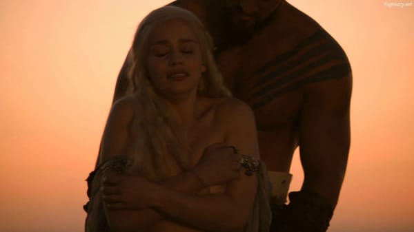 Emilia Clarke Steaming HD (1080p) Ass & Daring Bikini Body Pics photo 36