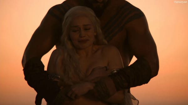 Emilia Clarke Steaming HD (1080p) Ass & Daring Bikini Body Pics photo 38