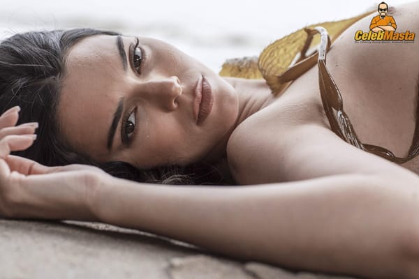 of Kendall Jenner Fully Pussy & Titties Running on the Beach photo 37