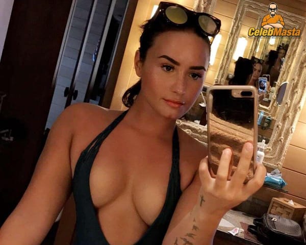 Hot Demi Lovato Tits & Topless Photos photo 9