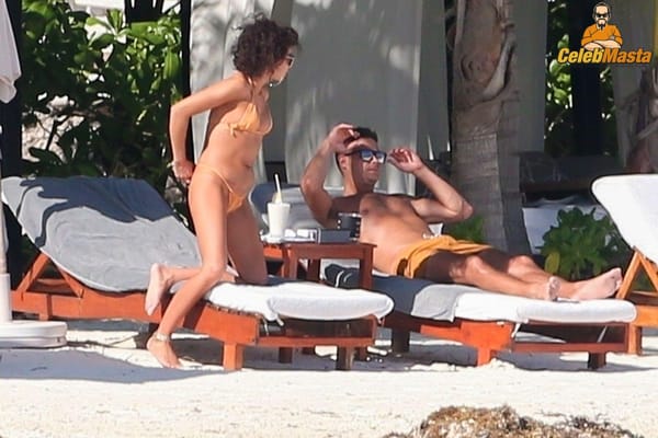 Vacation Bikini Pictures of Sarah Hyland Caught by Paprazzi photo 5