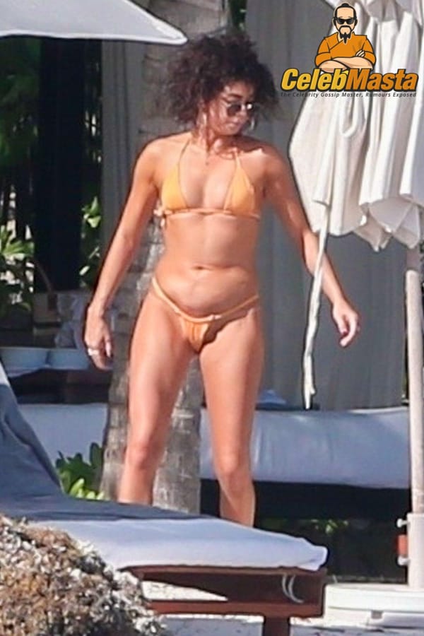 Vacation Bikini Pictures of Sarah Hyland Caught by Paprazzi photo 7