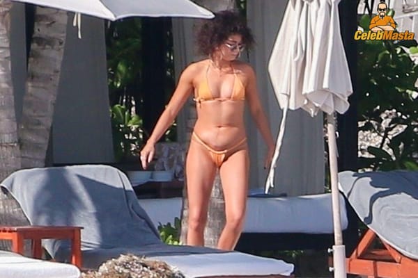 Vacation Bikini Pictures of Sarah Hyland Caught by Paprazzi photo 9