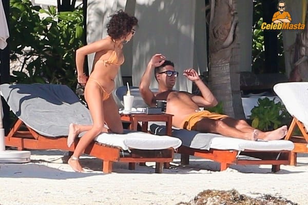 Vacation Bikini Pictures of Sarah Hyland Caught by Paprazzi photo 12