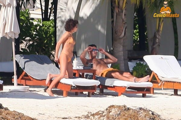 Vacation Bikini Pictures of Sarah Hyland Caught by Paprazzi photo 17