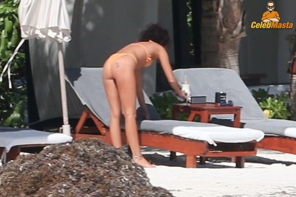 Vacation Bikini Pictures of Sarah Hyland Caught by Paprazzi photo 19