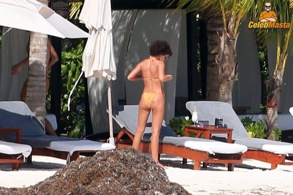 Vacation Bikini Pictures of Sarah Hyland Caught by Paprazzi photo 21