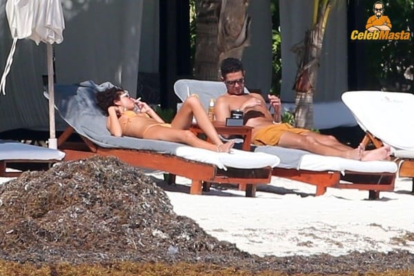 Vacation Bikini Pictures of Sarah Hyland Caught by Paprazzi photo 22