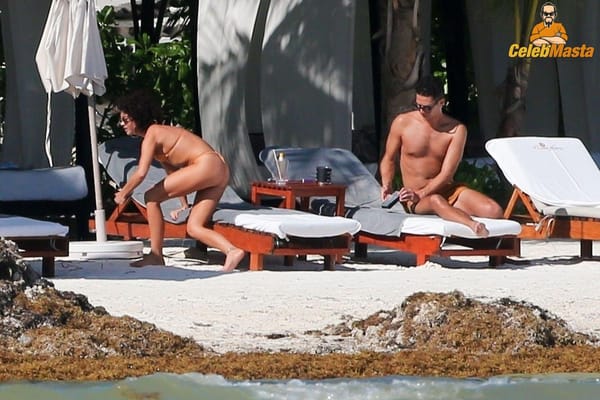 Vacation Bikini Pictures of Sarah Hyland Caught by Paprazzi photo 24