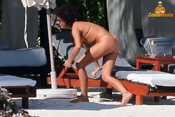Vacation Bikini Pictures of Sarah Hyland Caught by Paprazzi photo 27