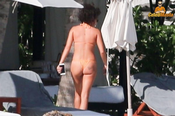 Vacation Bikini Pictures of Sarah Hyland Caught by Paprazzi photo 29