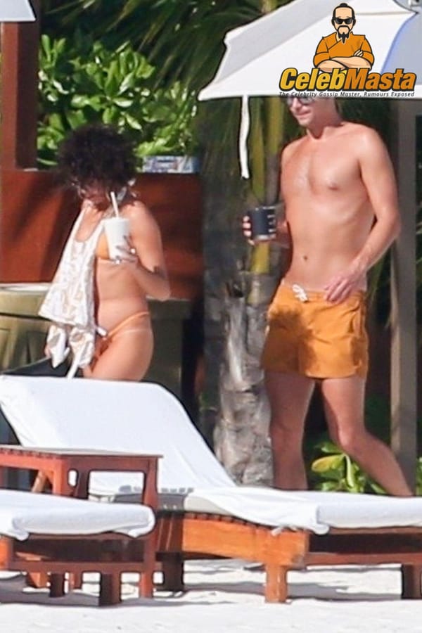 Vacation Bikini Pictures of Sarah Hyland Caught by Paprazzi photo 31