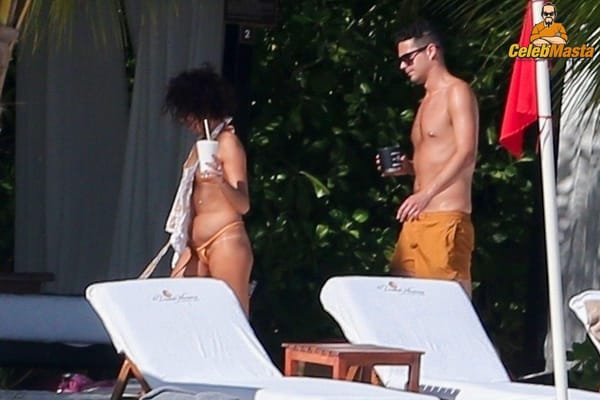 Vacation Bikini Pictures of Sarah Hyland Caught by Paprazzi photo 32
