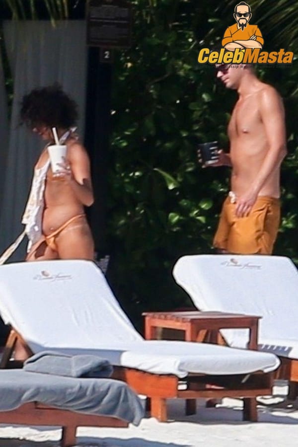 Vacation Bikini Pictures of Sarah Hyland Caught by Paprazzi photo 35
