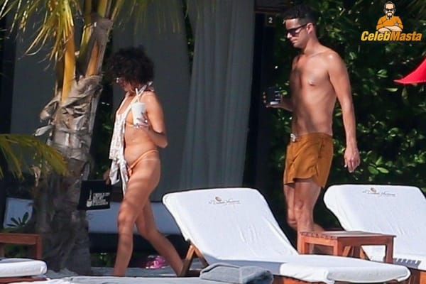 Vacation Bikini Pictures of Sarah Hyland Caught by Paprazzi photo 36
