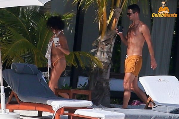 Vacation Bikini Pictures of Sarah Hyland Caught by Paprazzi photo 38