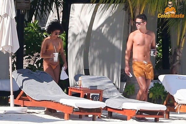 Vacation Bikini Pictures of Sarah Hyland Caught by Paprazzi photo 40