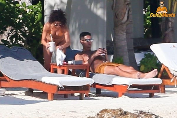 Vacation Bikini Pictures of Sarah Hyland Caught by Paprazzi photo 43