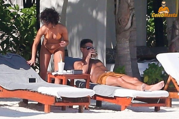 Vacation Bikini Pictures of Sarah Hyland Caught by Paprazzi photo 44