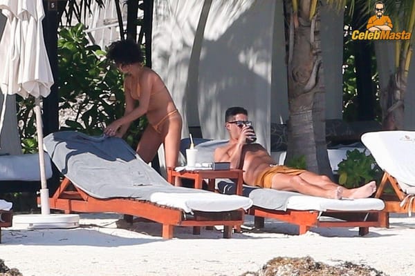 Vacation Bikini Pictures of Sarah Hyland Caught by Paprazzi photo 46
