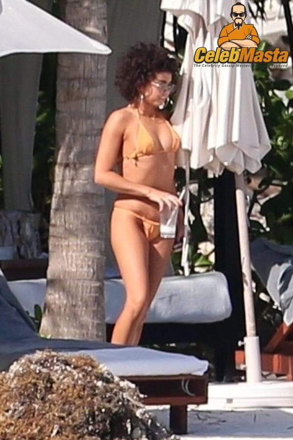 Vacation Bikini Pictures of Sarah Hyland Caught by Paprazzi photo 50