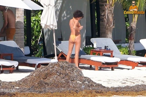 Vacation Bikini Pictures of Sarah Hyland Caught by Paprazzi photo 53