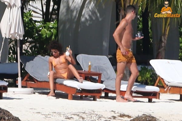 Vacation Bikini Pictures of Sarah Hyland Caught by Paprazzi photo 55