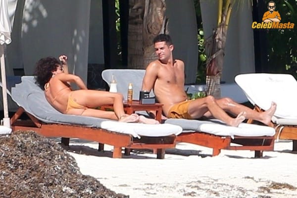 Vacation Bikini Pictures of Sarah Hyland Caught by Paprazzi photo 56