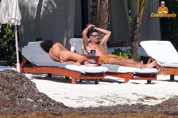 Vacation Bikini Pictures of Sarah Hyland Caught by Paprazzi photo 59