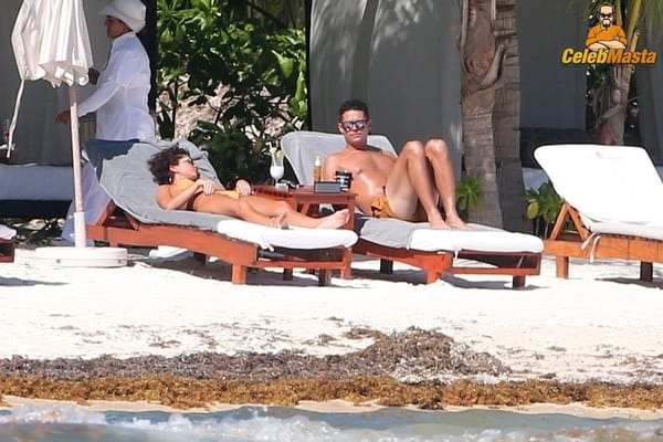 Vacation Bikini Pictures of Sarah Hyland Caught by Paprazzi photo 60