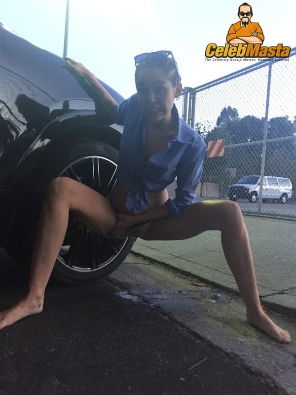 Miley Tits & Topless Photos photo 8