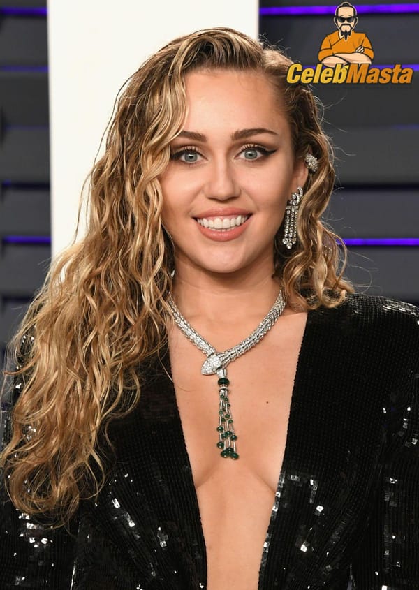 Red Carpet Miley Cyrus Cleavage Pictures photo 2