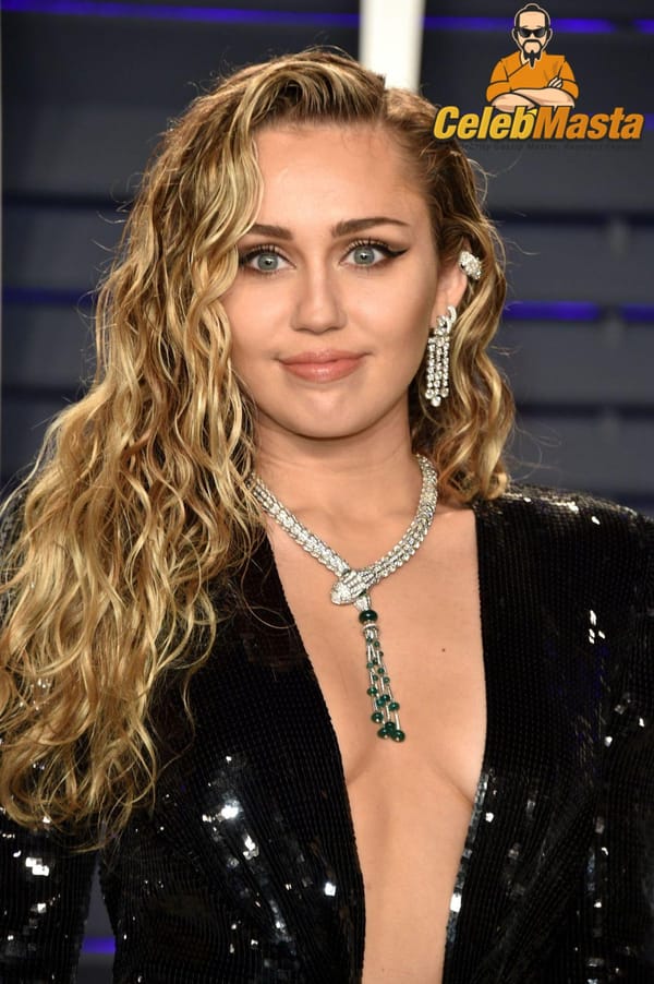 Red Carpet Miley Cyrus Cleavage Pictures photo 3