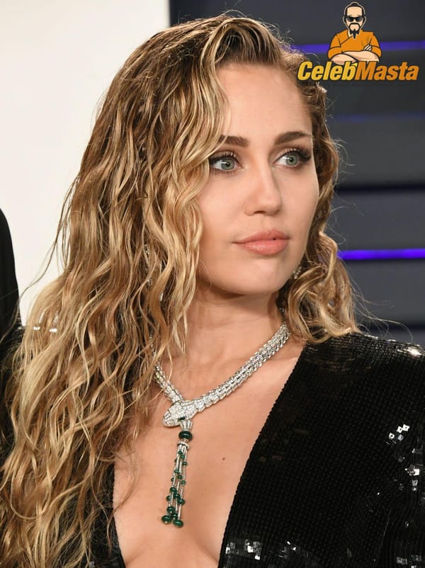 Red Carpet Miley Cyrus Cleavage Pictures photo 12