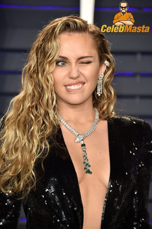 Red Carpet Miley Cyrus Cleavage Pictures photo 16