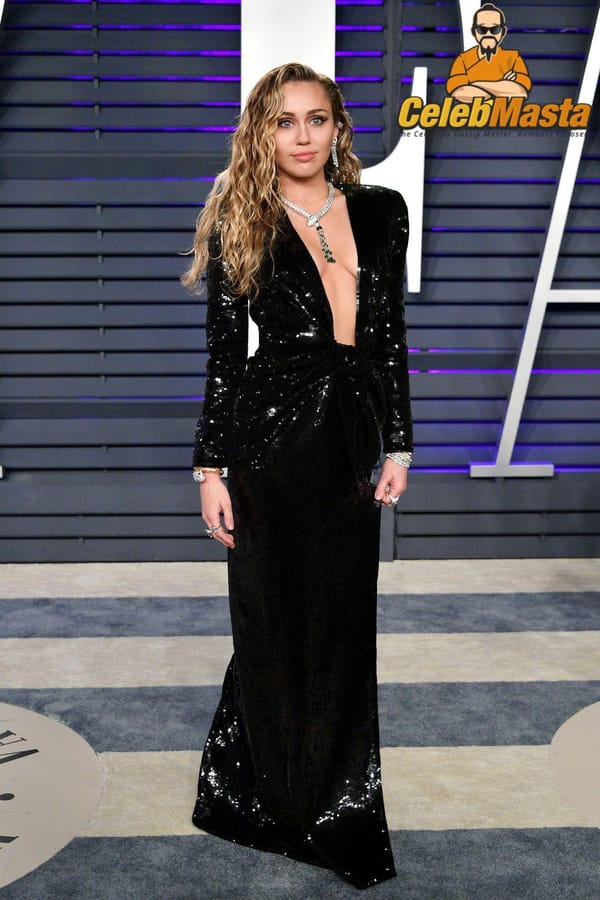 Red Carpet Miley Cyrus Cleavage Pictures photo 18