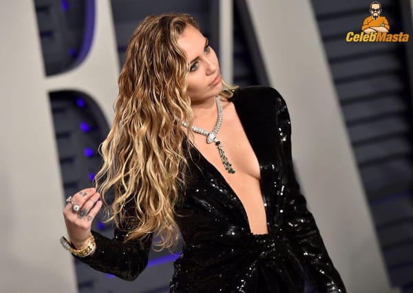 Red Carpet Miley Cyrus Cleavage Pictures photo 20