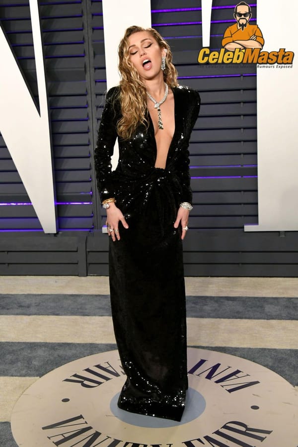 Red Carpet Miley Cyrus Cleavage Pictures photo 21