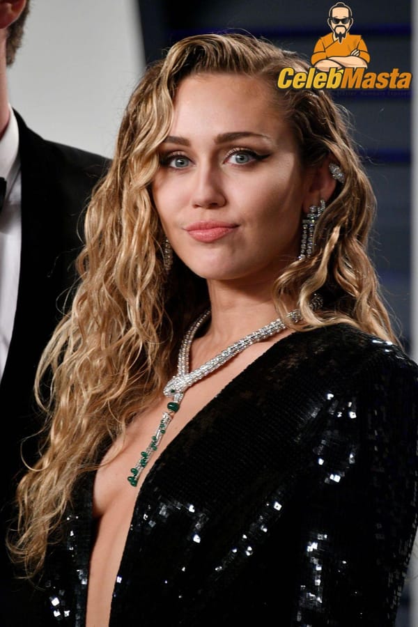 Red Carpet Miley Cyrus Cleavage Pictures photo 23