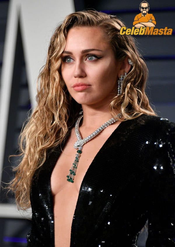 Red Carpet Miley Cyrus Cleavage Pictures photo 24
