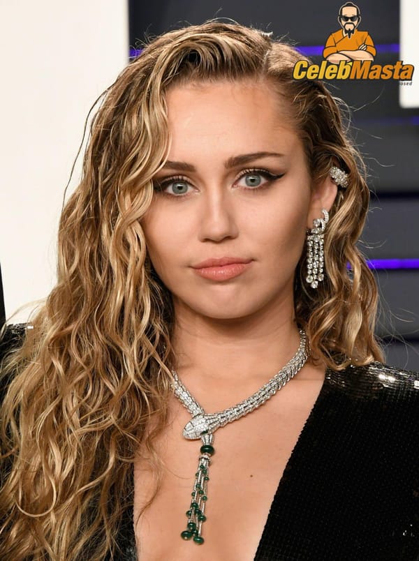 Red Carpet Miley Cyrus Cleavage Pictures photo 25