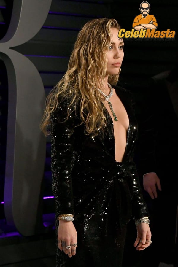 Red Carpet Miley Cyrus Cleavage Pictures photo 28