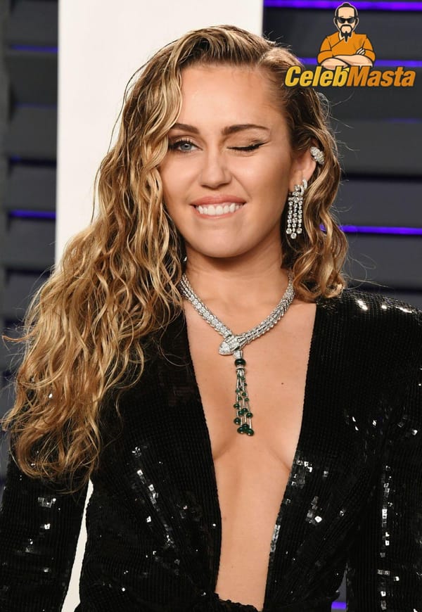 Red Carpet Miley Cyrus Cleavage Pictures photo 31