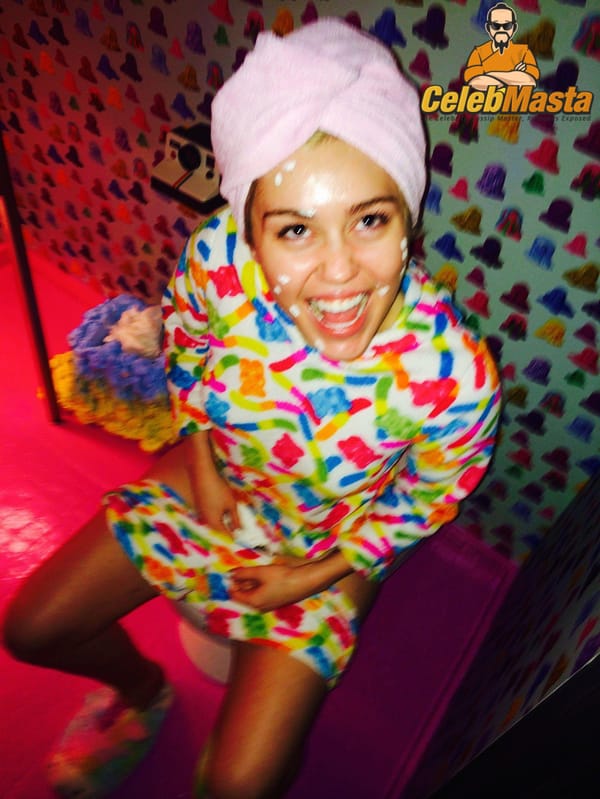 Miley Cyrus Ass And Topless Photos photo 25