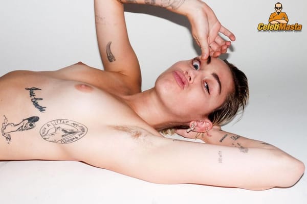 Miley Cyrus Ass And Topless Photos photo 32