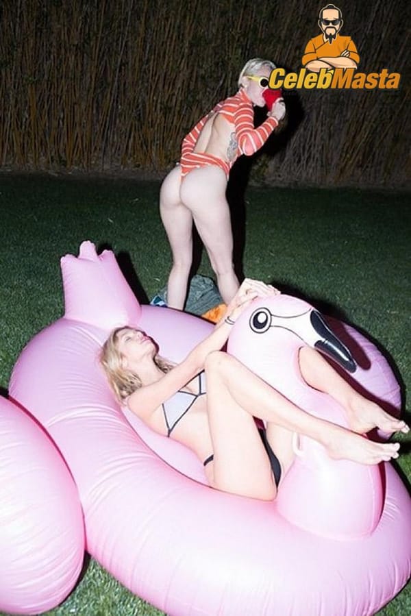 Miley Cyrus Ass And Topless Photos photo 43