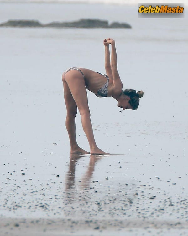 Gisele Bundchen and sister Rafaela head out to the beach with the family in Costa Rica photo 2