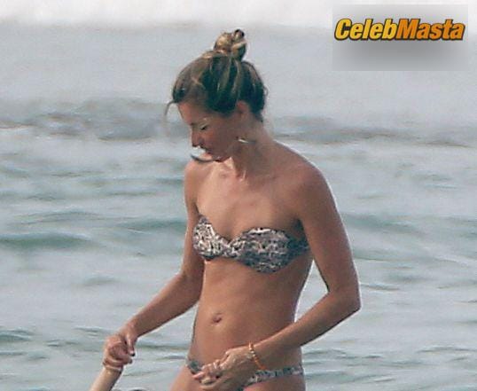 Gisele Bundchen and sister Rafaela head out to the beach with the family in Costa Rica photo 8