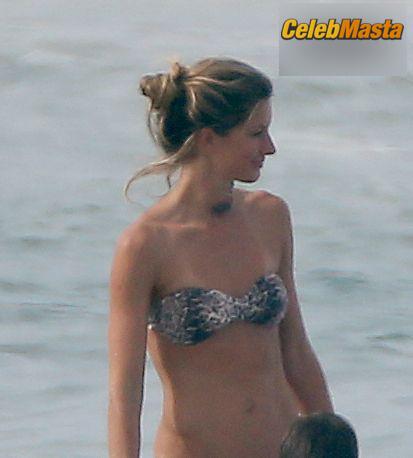 Gisele Bundchen and sister Rafaela head out to the beach with the family in Costa Rica photo 10