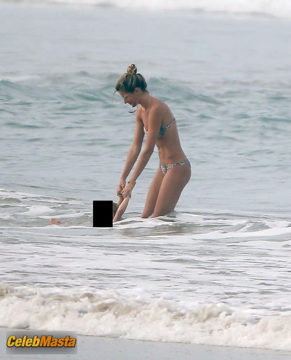 Gisele Bundchen and sister Rafaela head out to the beach with the family in Costa Rica photo 12